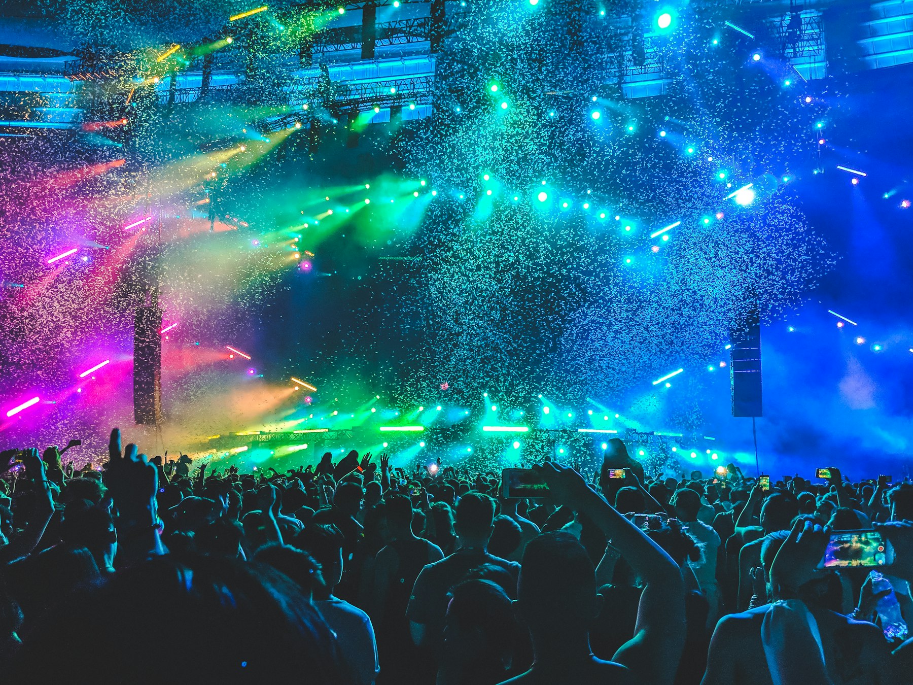 An Austin club crowd